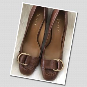 Nickles comfy gold Buckle Heels great Condition